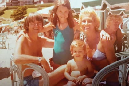 Mar del Plata fue el lugar que la familia Balá elegía para ir de vacaciones. Esta foto, de 1978, es en Playa Grande.