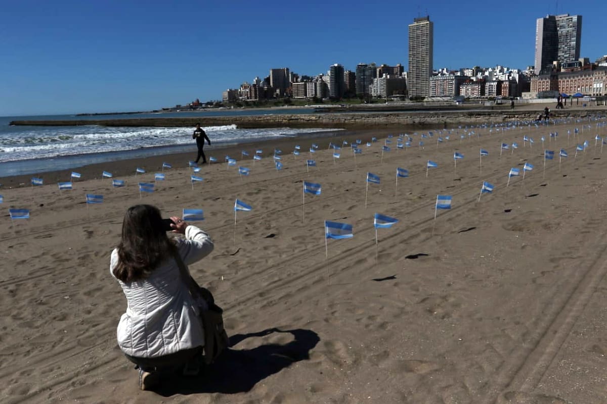 Mar del Plata. La Playa Popular amaneció con 504 banderas, una por cada marplatense muerto por Covid 19