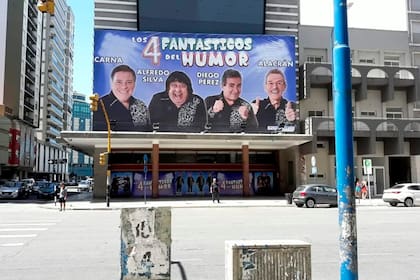 La marquesina del teatro Atlas anuncia Los 4 fantásticos del humor, que no se pudo estrenar porque Diego Pérez dio Covid positivo