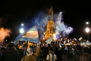 Miles de argentinos eligieron celebrar en el interior para agradecer a la selección