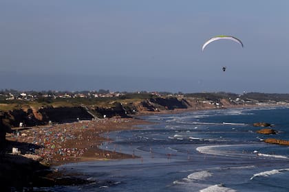 Mar del Plata ofrece hacia el sur un recorrido que serpentea la Ruta 11 y que puede hacerse tanto en auto como en transporte público.