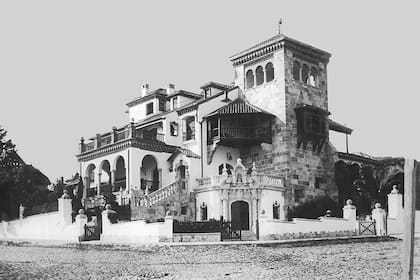La casona se construyó a comienzos del siglo pasado a pedido de Antonio Leloir para quien era su esposa, Adela Unzué