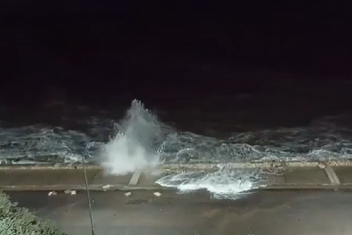 Mar del Plata: por una importante crecida del mar el agua llegó hasta la calle