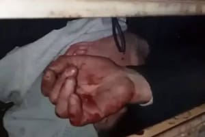 Un delincuente intentó entrar a robar en una casa, quedó atrapado en la reja y tuvieron que rescatarlo