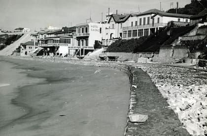 Mar del Plata se fue poblando de hoteles de segunda, tercera y cuarta categoría. En la imagen se ven el Sáenz y el Bella Vista.
