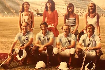 Mar del Plata, un equipo de renombre en los 70-80: Alfredo Goti, Gonzalo Tanoira, Gonzalo Pieres y Alfonso Pieres, junto a sus mujeres, María Antonieta, Luisa, Cecilia y Lila