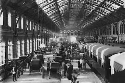Estación Constitución en vísperas de la partida a Mar del Plata, hacia 1890