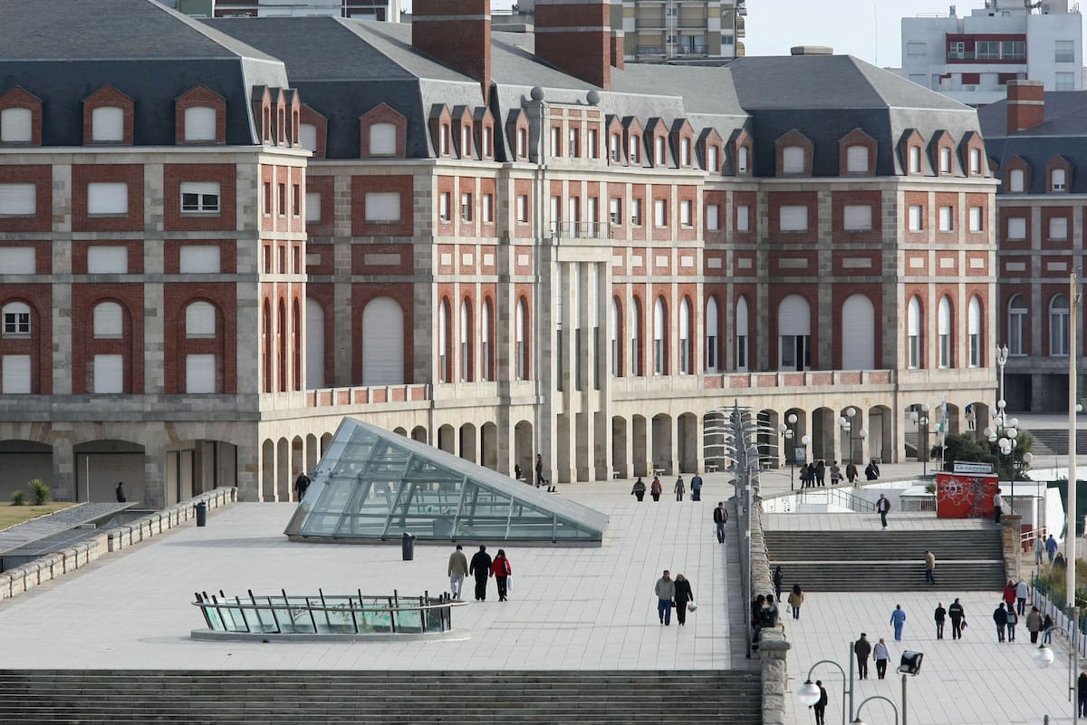 Mar del Plata: una turista denunció que un cuidacoches que conoció en la rambla la violó y le tajeó en la cara