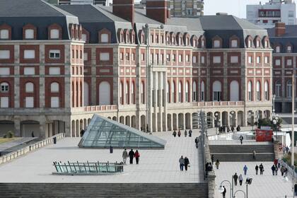 Mar del Plata: una turista denunció que un cuidacoches que conoció en la rambla la violó y le tajeó en la cara