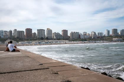 Mar del Plata. Verano. La temporada arrancó en el almanaque, pero en la costa aún no se nota