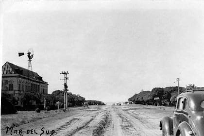 Mar del Sud y Boulevard Atlántico hacia los años 50. Sobre la izquierda puede verse su emblemático hotel. A dos kilómetros de allí fue encontrada la lápida