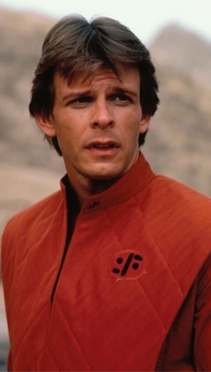 Marc Singer como Mike Donovan, en la ochentosa V: Invasión extraterrestre