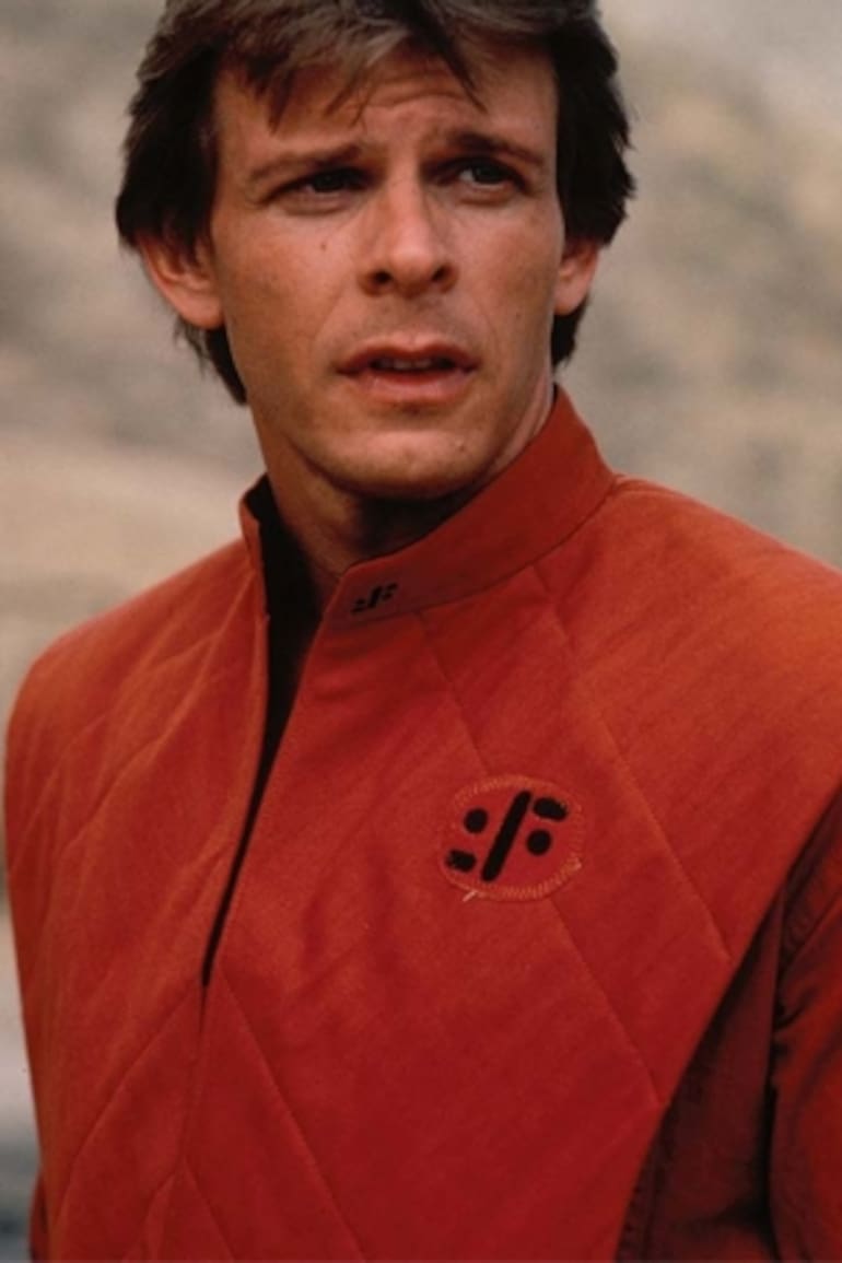 Mar Singer como Mike Donovan, en la ochentosa V: Invasión Extraterrestre