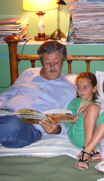 Mar y Miguel Schapire. “Papá estaba rodeado de libros todo el tiempo. Tenía mucha cultura y conocimiento y no te dejaba ni un segundo olvidarte de eso. Todo el tiempo tiraba algún dato que había leído de Lorca o de García Márquez. Era muy difícil ganarle una discusión, pero yo siempre lo intentaba”.