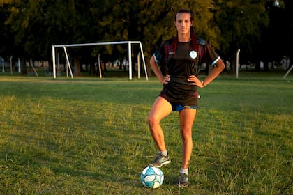 Delantera, se ríe de sí misma: cuenta que cuando empezó a jugar solo corría