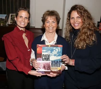 Mara Romeo Kahlo (centro) junto a Frida Hentschel (izquierda) y Mara de Anda en el lanzamiento, en mayo, del libro que escribieron juntas "Casa Kahlo: Frida's Private Home and Sanctuary"