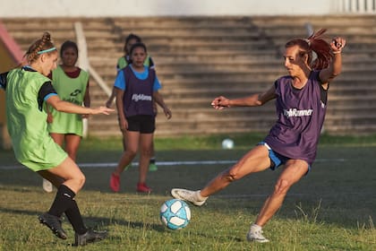Mara se entrena con Villa San Carlos, buscando su lugar en el plantel de Primera