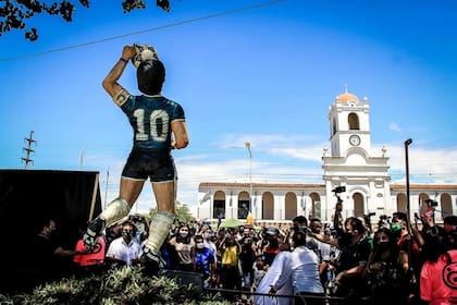 Famaillá, una localidad de la provincia de Tucumán, se transformó en la primera en inaugurar una escultura en honor a Diego Maradona que homenajea su gol a los ingleses