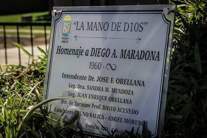 "La mano de D10S" fue realizada por los artistas locales Bruno Salica y Ángel Moreno