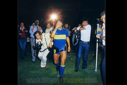 Maradona se persigna, antes de jugar por primera vez con la camsieta de Boca, en el amistoso frente a Argentinos