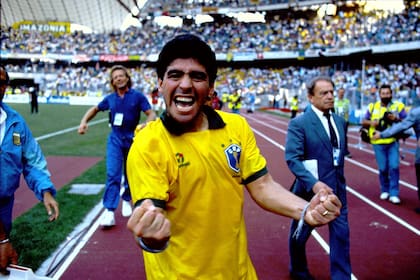 El festejo de Maradona después de ganarle a Brasil en Turín. Fue la última vez que se jugó el clásico en un Mundial