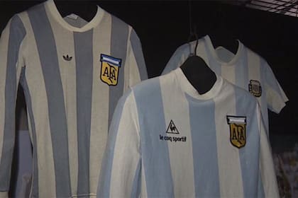Las camisetas de la Selección Argentina que Maradona utilizó en 1979 y 1986