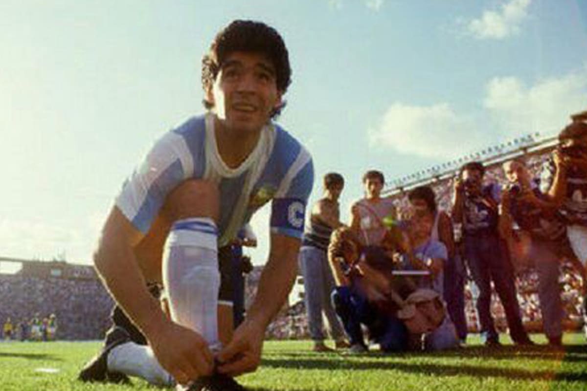 Diego Maradona se ata los cordones en un partido durante su época de mayor plenitud. Se prevé que sus restos sean llevados a un lugar en el que pueda ser visitado por la gente.