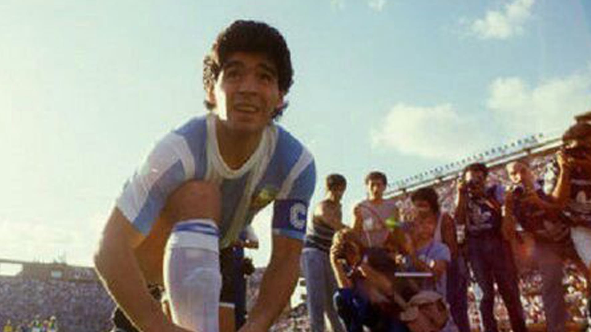 Diego Maradona se ata los cordones en un partido durante su época de mayor plenitud. Se prevé que sus restos sean llevados a un lugar en el que pueda ser visitado por la gente.