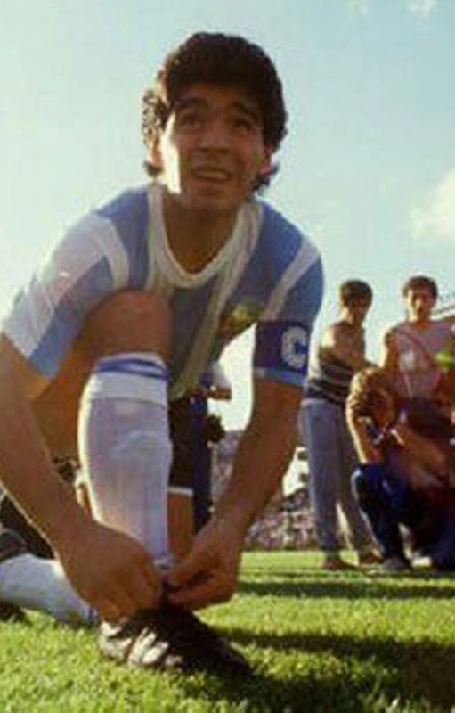 Diego Maradona se ata los cordones en un partido durante su época de mayor plenitud. Se prevé que sus restos sean llevados a un lugar en el que pueda ser visitado por la gente.