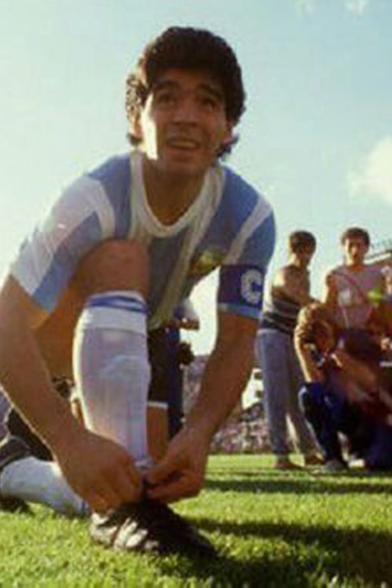 Diego Maradona se ata los cordones en un partido durante su época de mayor plenitud. Se prevé que sus restos sean llevados a un lugar en el que pueda ser visitado por la gente.