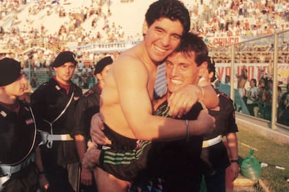 Tarde de gloria junto con Maradona; Goycochea ya no tiene los guantes, porque se los acaba de arrojar a los hinchas tras eliminar por penales a Yugoslavia
