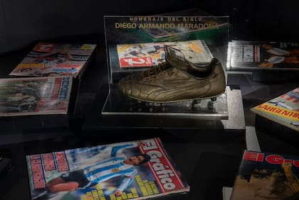 "Homenaje del siglo" a Diego Armando Maradona y revistas