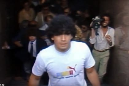 Maradona, a punto de salir al césped del San Paolo, en su presentación como futbolista de Napoli