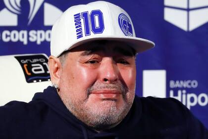 Maradona a pura emoción en su primera práctica como entrenador del Lobo