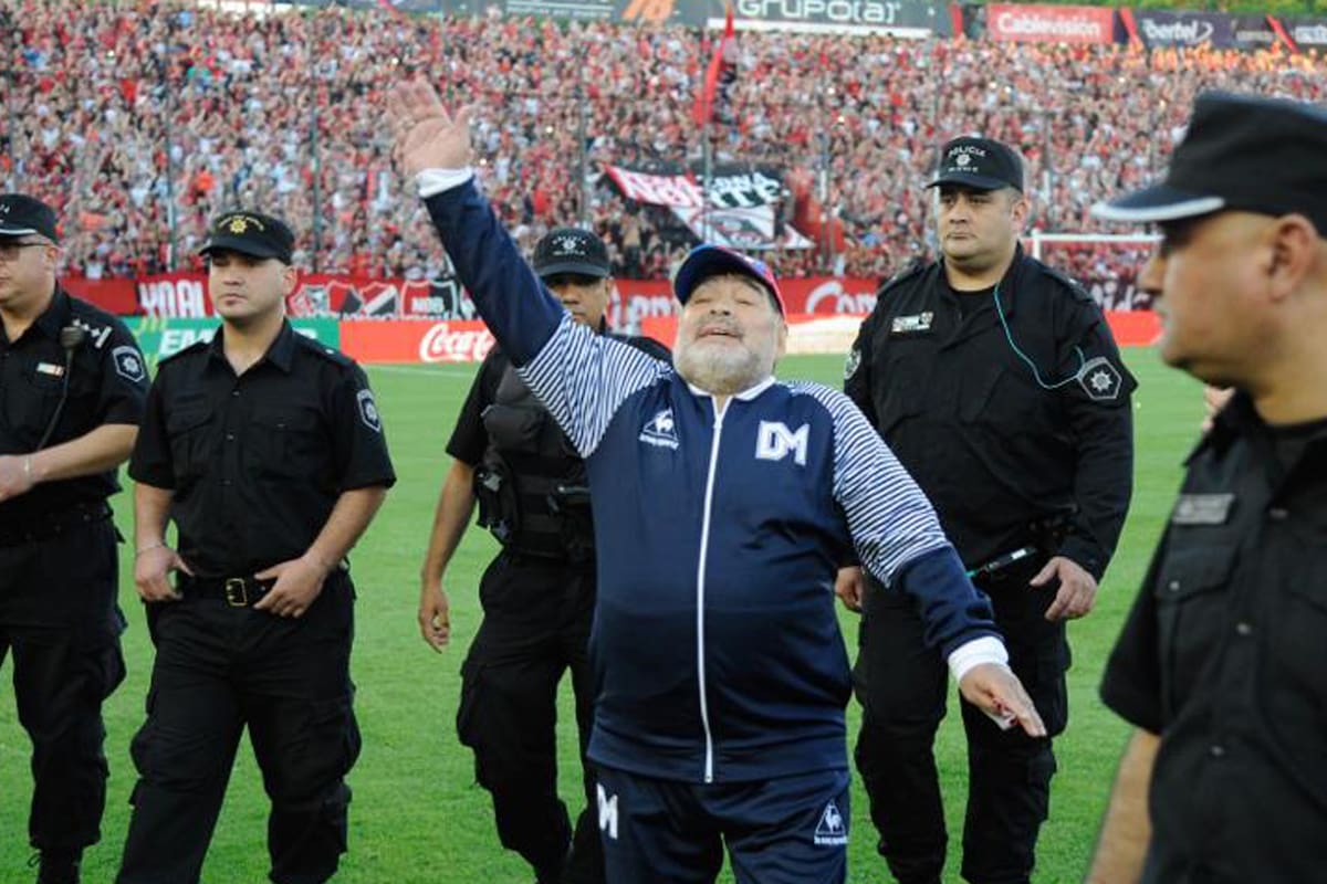 Maradona, aclamado en cada estadio
