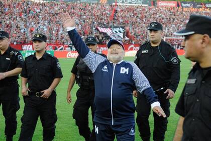 Maradona, aclamado en cada estadio