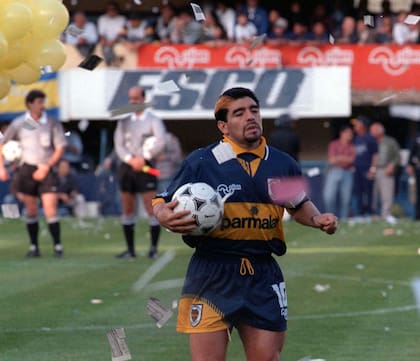 Maradona, apenas instantes después de ingresar a la cancha en su regreso a Boca
FOTO: LEONARDO CAVALLO