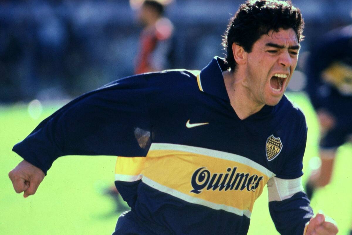 Maradona celebra su gol, de penal, ante Vélez