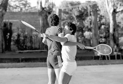 Maradona celebrando con Lanao (exdelantero de Vélez) durante un partido de tenis el 12 de noviembre de 1979, en la quinta Salvatori, en José C. Paz