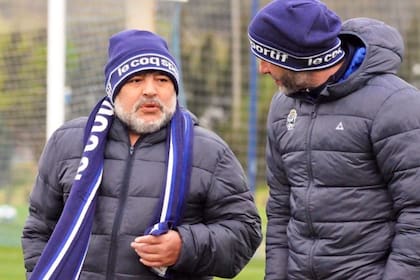 Maradona charla con Gallego Méndez en un entrenamiento en el predio la AFA.
