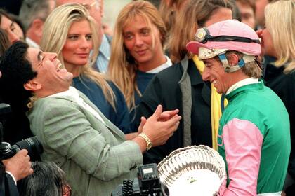 Maradona comparte la alegría con Jorge Valdivieso, el jockey de sus caballos y socio con uno de ellos, Persuasivo Fitz