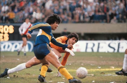 Maradona con el uniforme de Boca Juniors en 1981. Foto: El Gráfico, Wikimedia Commons