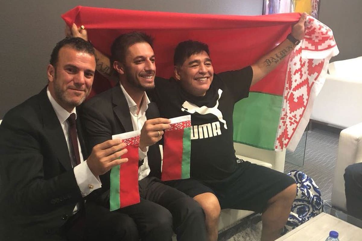 Maradona, con la bandera de Bielorrusia, firma su contrato con el Dynamo Brest