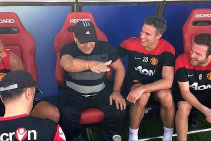 Maradona, con los jugadores de Manchester United