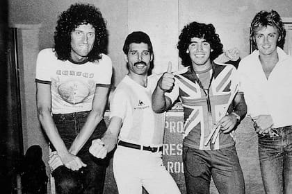 Maradona con Queen en el camarín del estadio de Vélez, 1981