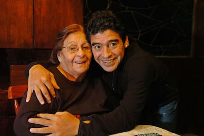 Maradona con su madre, Doña Tota