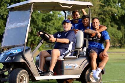Maradona conducción: Diego maneja el carrito de golf con tres jugadores de Gimnasia a bordo