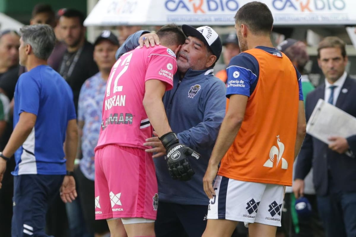 Maradona consuela a Insfran, que debutaba y apenas jugó media hora, tras ser expulsado injustamente