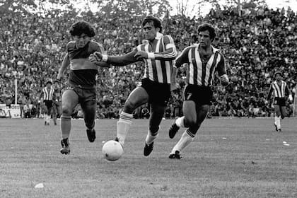 Maradona cumple 60 años: un gol desconocido jugando para Boca y ante Estudiantes en 1981