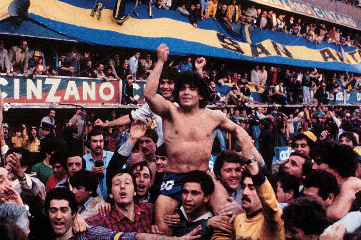 Maradona da la vuelta olímpica con Boca en la Bombonera, en 1981